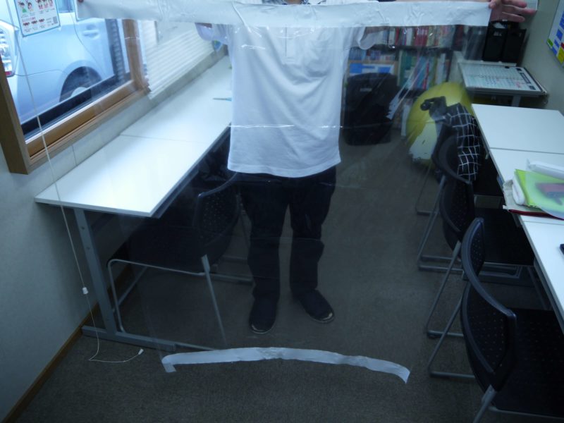 ビニールの上と下に白いビニールテープを貼り付ける